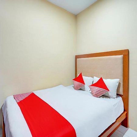 Oyo 3710 Izzi Hotel Lamongan Exteriör bild