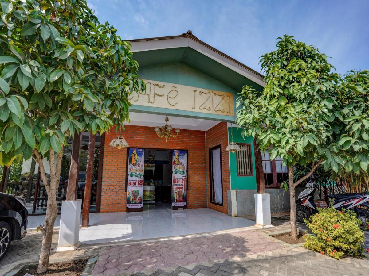 Oyo 3710 Izzi Hotel Lamongan Exteriör bild