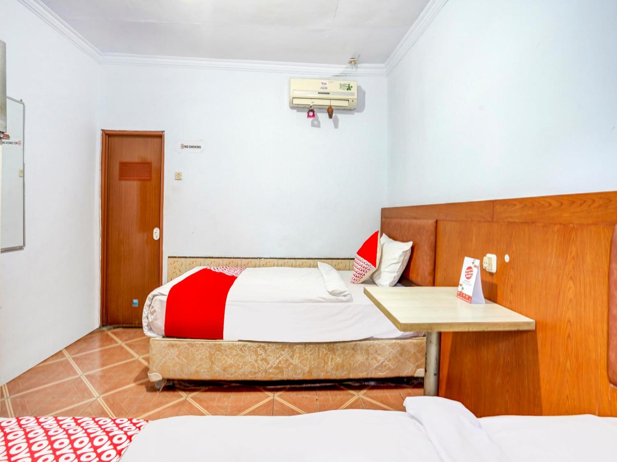 Oyo 3710 Izzi Hotel Lamongan Exteriör bild