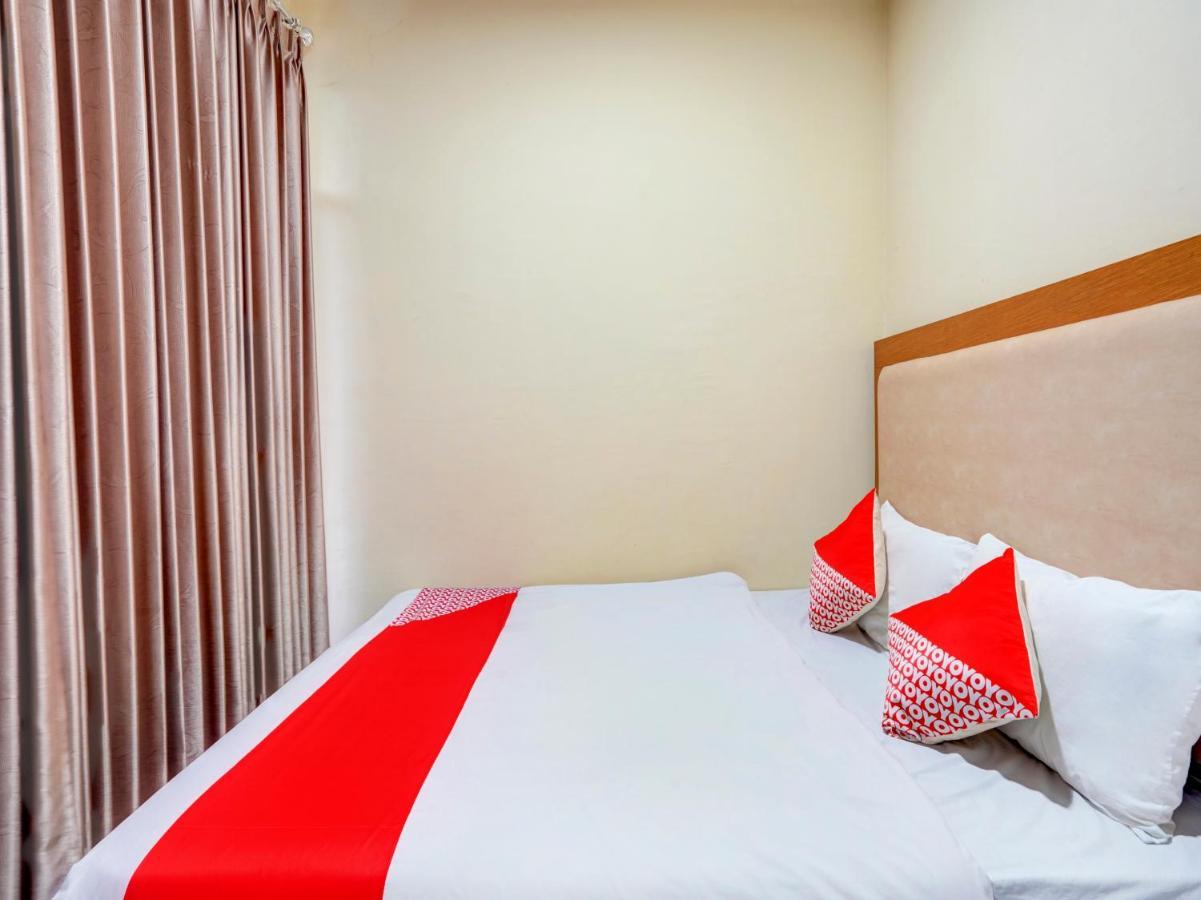 Oyo 3710 Izzi Hotel Lamongan Exteriör bild