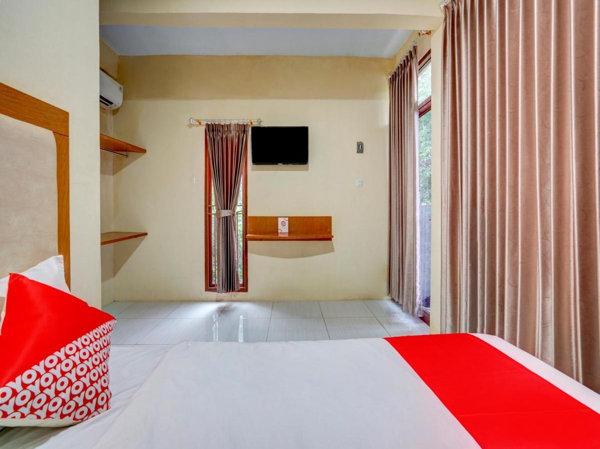 Oyo 3710 Izzi Hotel Lamongan Exteriör bild
