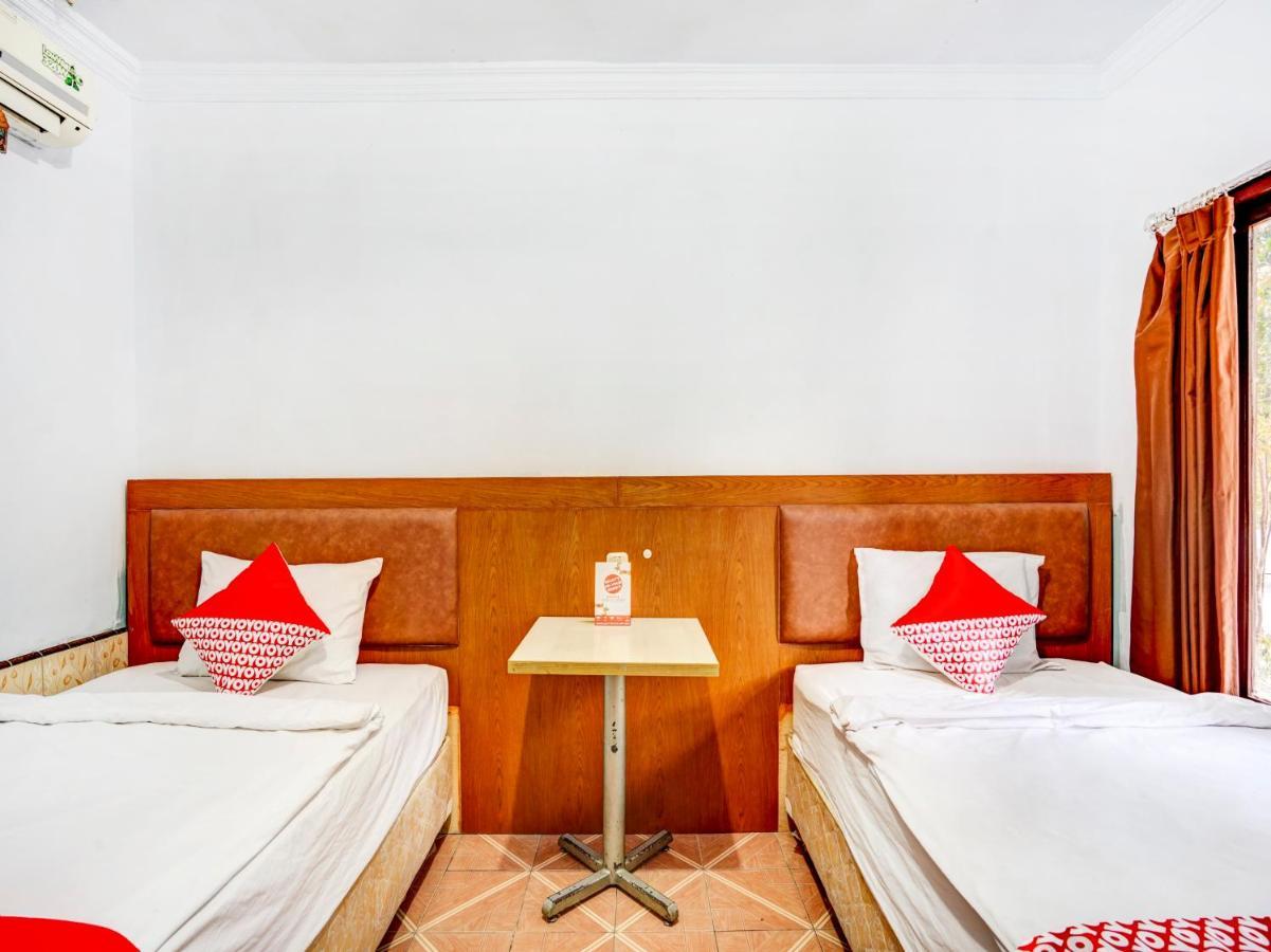 Oyo 3710 Izzi Hotel Lamongan Exteriör bild
