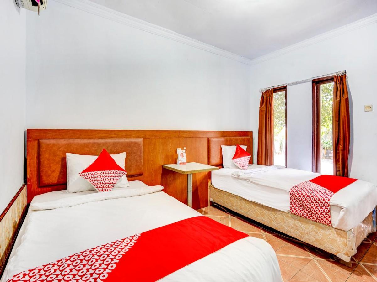 Oyo 3710 Izzi Hotel Lamongan Exteriör bild
